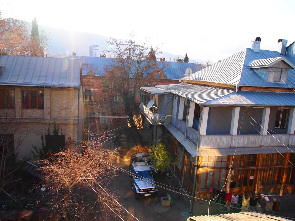 Green Stairs Guest House Tiflis Habitación foto
